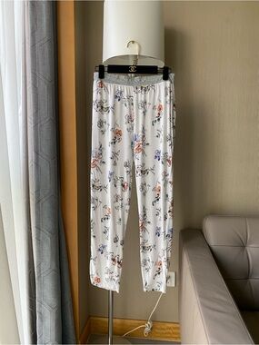 Gap Women’s White Floral Lounge Pants - Lightweight Comfortable Fit